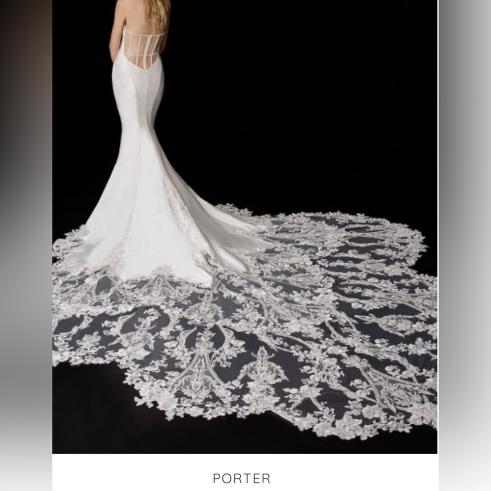 Enzoani, Porter 2021
Label Size US 6 • Ivory • 2021